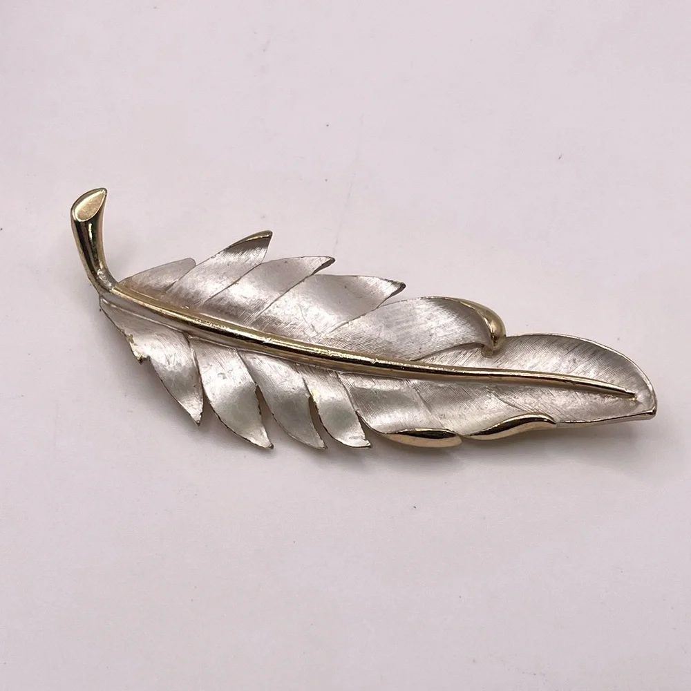 Fashionable Vintage Silver Tone Feather Leaf Statement Brooch Substantial Pc